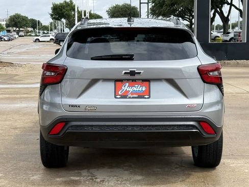 Used 2025 Chevrolet Trax RS w/ Sunroof Package FWD image 6