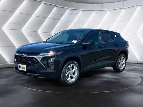 New 2026 Chevrolet Trax LS w/ LS Convenience Package FWD image 1