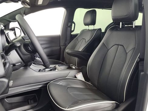 New 2026 Chrysler Pacifica Limited image 13