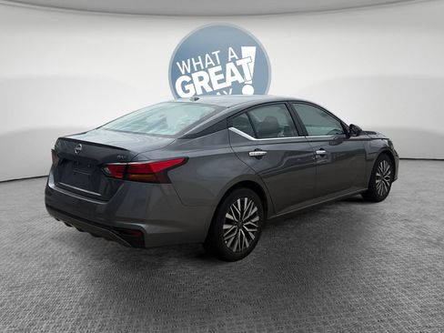 Used 2024 Nissan Altima 2.5 SV FWD image 3