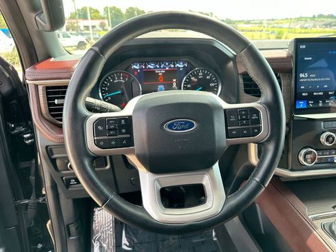Used 2022 Ford Expedition Limited image 14