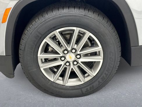 Used 2023 Chevrolet Traverse LT image 24