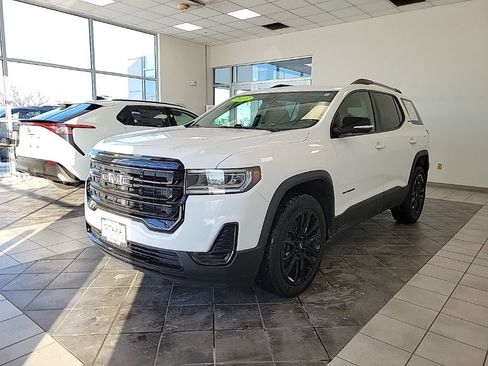 Used 2023 GMC Acadia SLE w/ Driver Convenience Package image 2