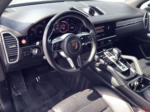 Certified 2023 Porsche Cayenne Platinum Edition image 4