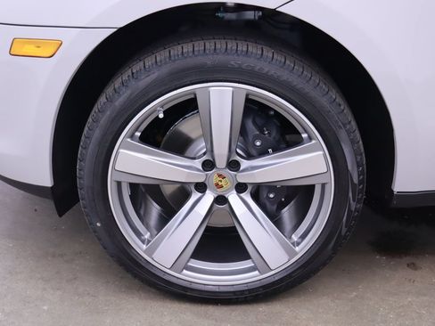 Certified 2025 Porsche Macan AWD/4WD image 13