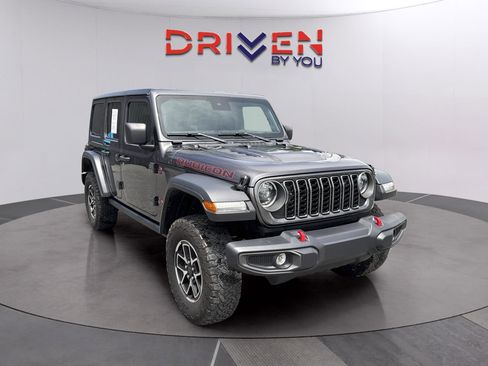 Used 2025 Jeep Wrangler Unlimited Rubicon AWD/4WD image 7