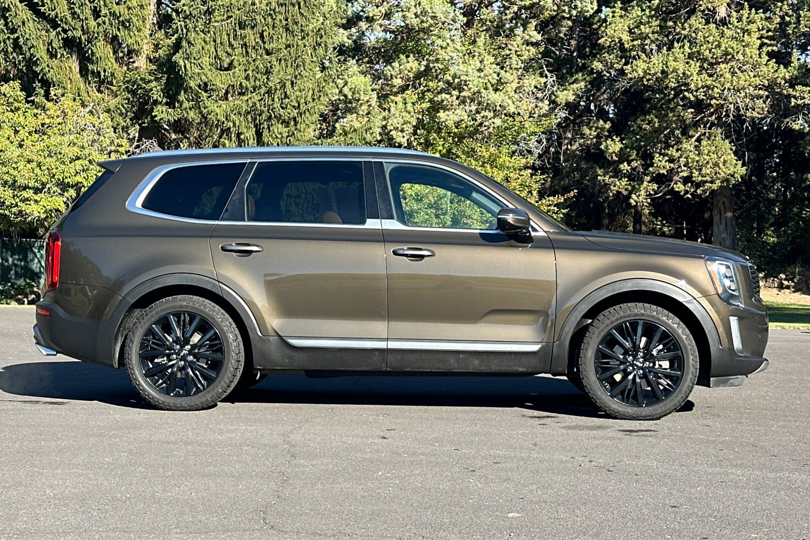 Used 2022 Kia Telluride SX w/ Towing Package FWD image 3