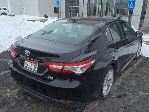 Used 2020 Toyota Camry XLE image 7