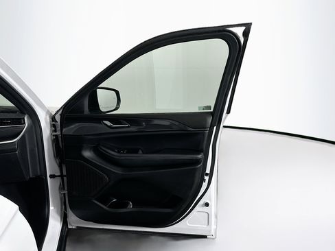 Used 2023 Jeep Grand Cherokee Altitude image 33