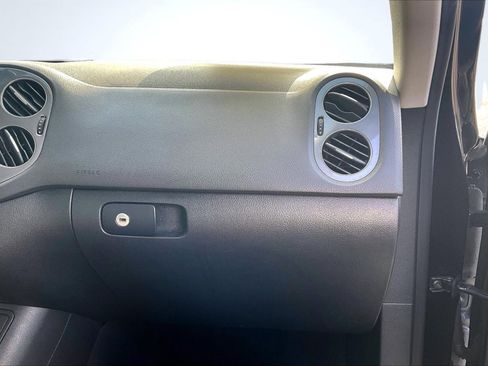 Used 2017 Volkswagen Tiguan Limited w/ Premium Package image 17