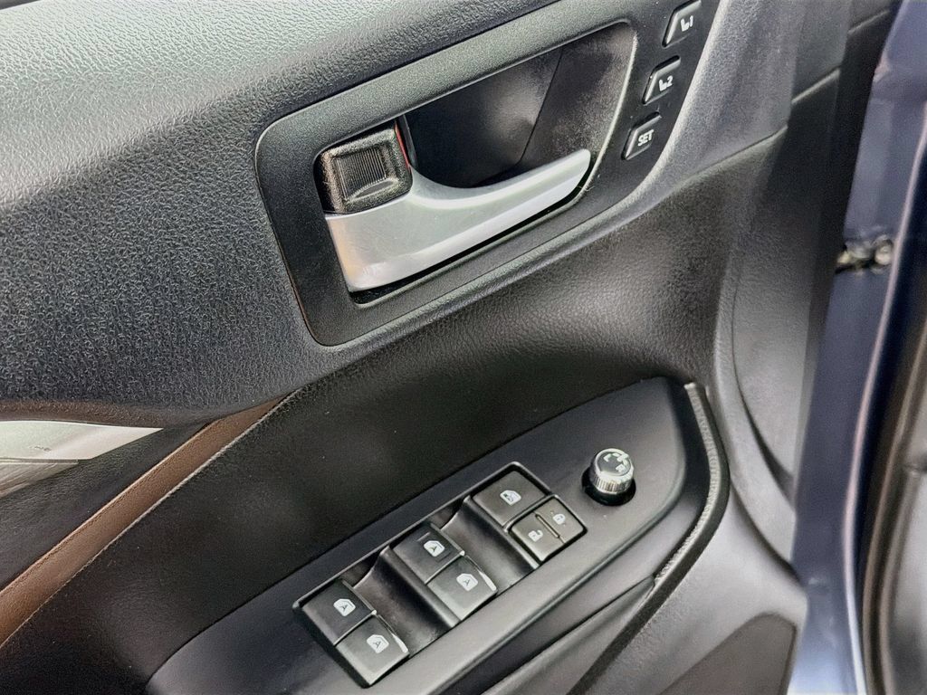 Used 2019 Toyota Highlander Limited AWD/4WD image 17