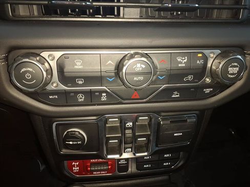 Used 2026 Jeep Gladiator Mojave AWD/4WD image 14