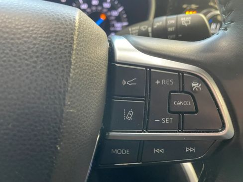 Used 2021 Toyota Highlander XLE AWD/4WD image 10