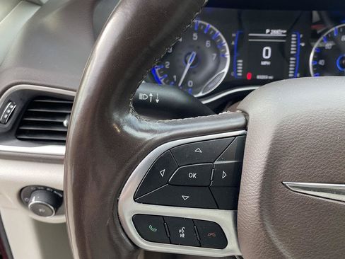 Used 2020 Chrysler Pacifica Touring-L FWD image 19