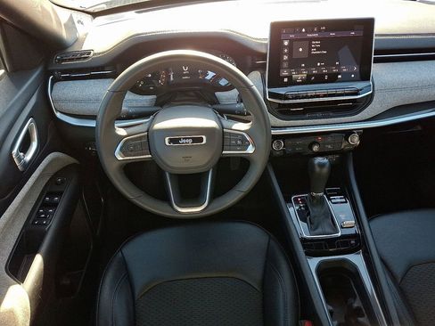 Used 2024 Jeep Compass Latitude image 11