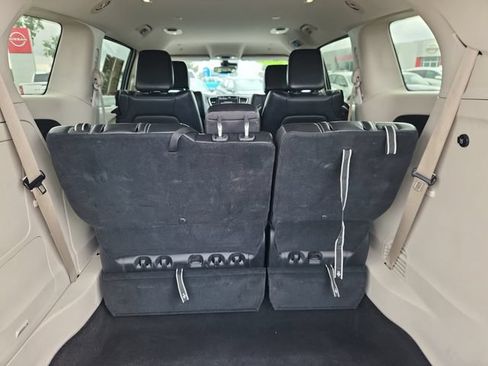 Used 2023 Chrysler Pacifica Touring-L FWD image 11
