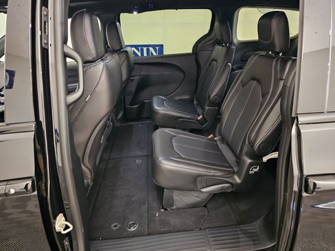 New 2026 Chrysler Pacifica Select image 33