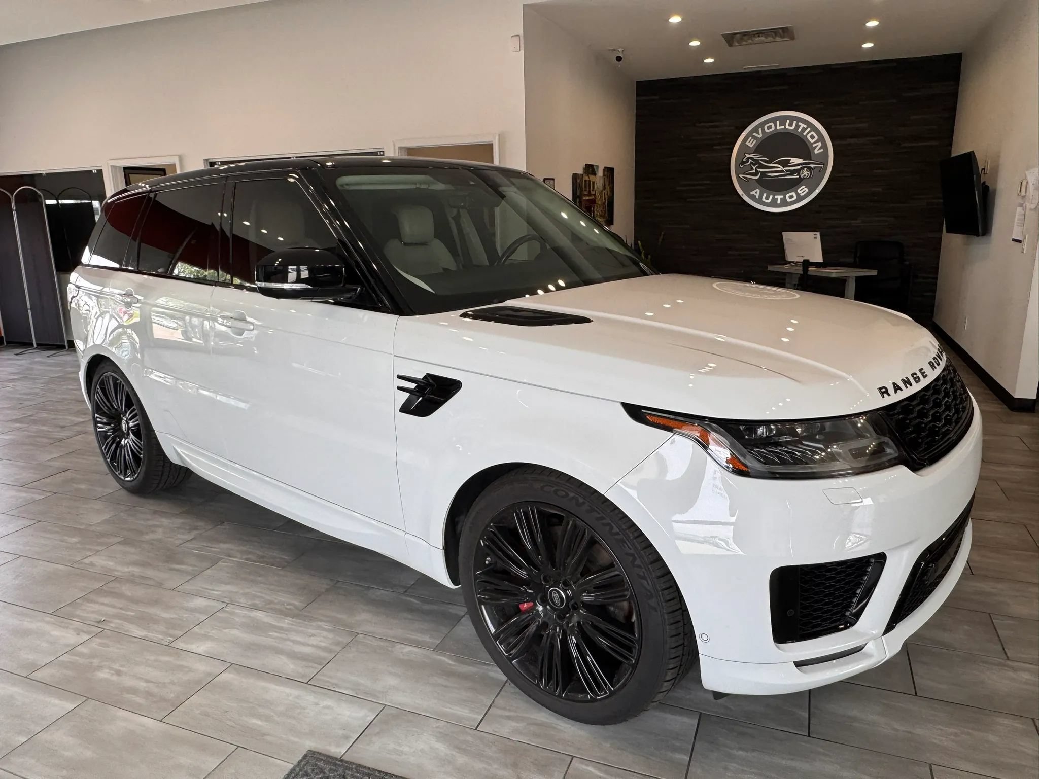 Used 2018 Land Rover Range Rover Sport Supercharged AWD/4WD image 3