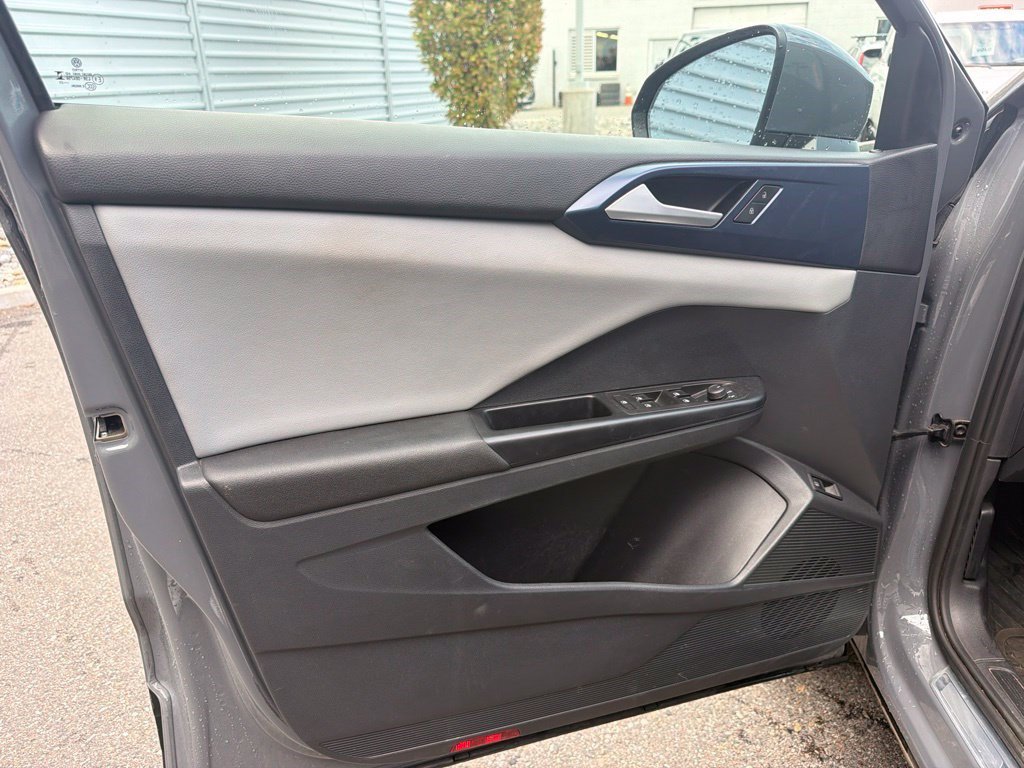 Used 2023 Volkswagen Taos SE w/ Panoramic Sunroof Package AWD/4WD image 13