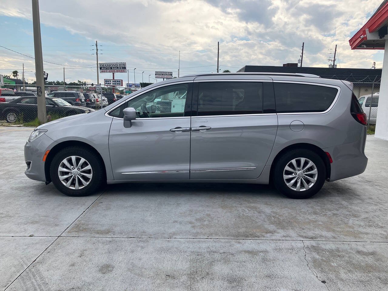 Used 2019 Chrysler Pacifica Touring-L FWD image 3
