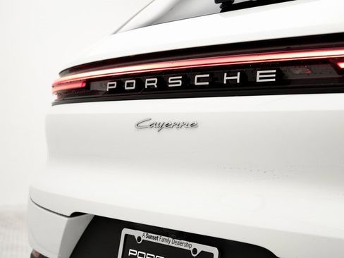 Used 2025 Porsche Cayenne image 30