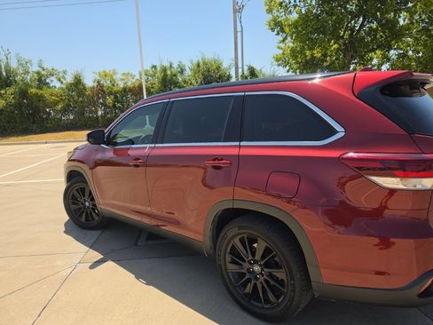 Used 2019 Toyota Highlander SE FWD image 4