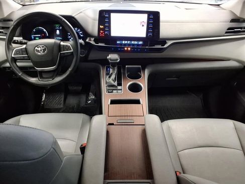 Certified 2023 Toyota Sienna XLE image 9