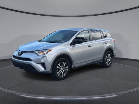 Used 2018 Toyota RAV4 LE FWD image 4