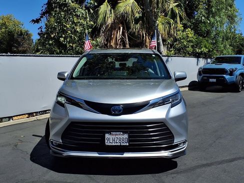 Certified 2022 Toyota Sienna XLE FWD image 2
