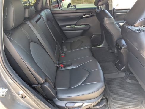 Used 2025 Toyota Highlander XLE image 5