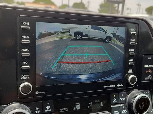 Used 2021 Toyota Highlander XLE FWD image 18