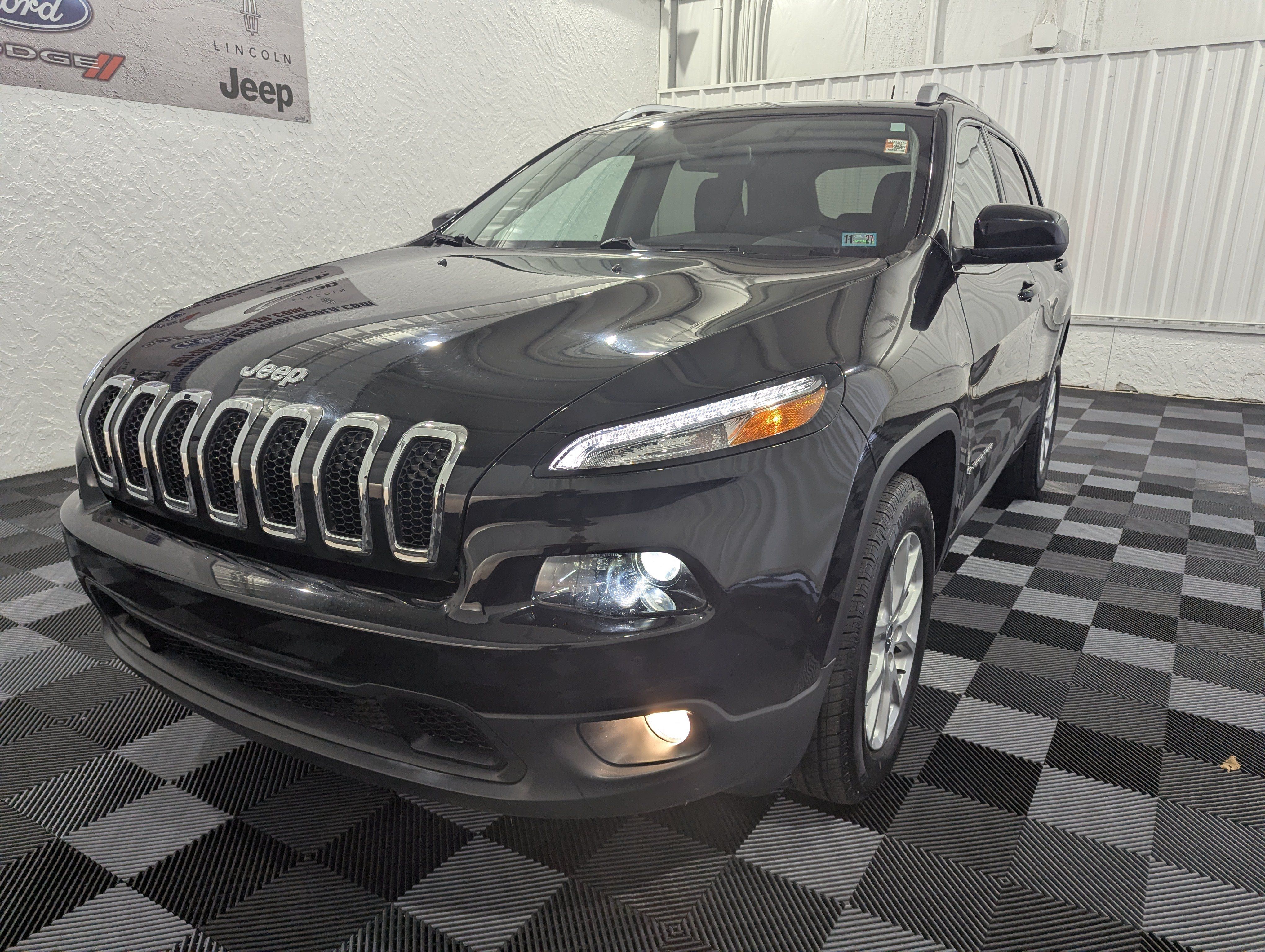 Used 2017 Jeep Cherokee Latitude w/ Cold Weather Group AWD/4WD image 3