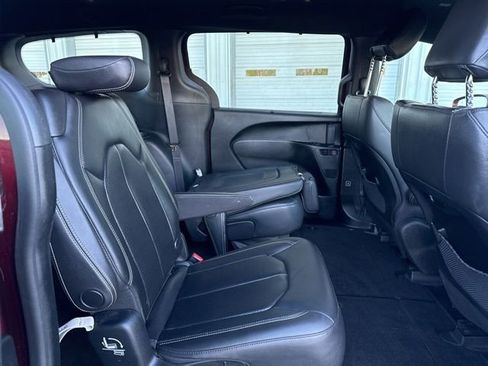 Used 2018 Chrysler Pacifica Touring-L w/ Premium Audio Group image 12