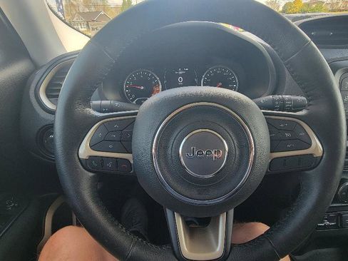 Used 2017 Jeep Renegade Latitude w/ Popular Equipment Group image 10