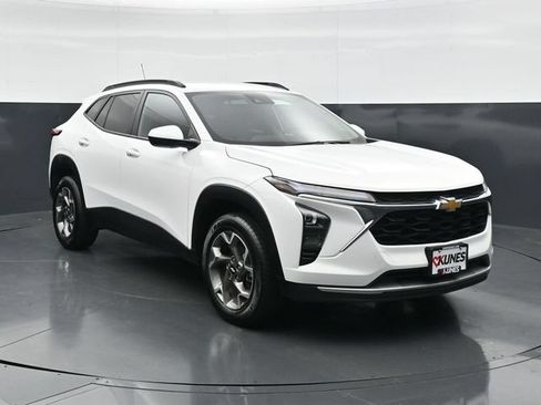 Used 2025 Chevrolet Trax LT FWD image 4