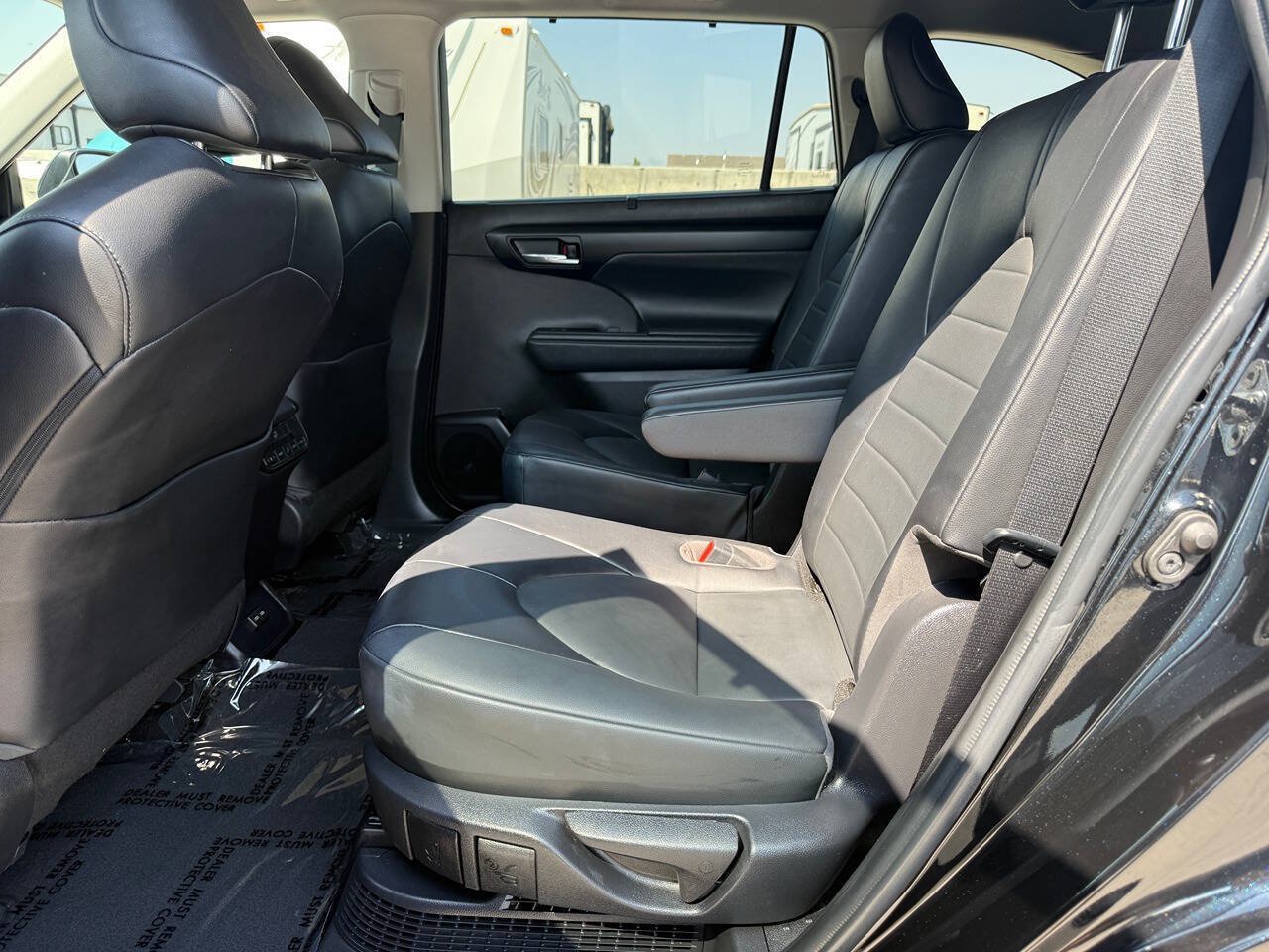 Used 2022 Toyota Highlander XLE AWD/4WD image 18
