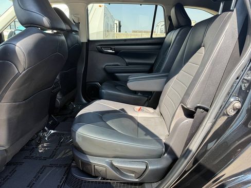 Used 2022 Toyota Highlander XLE AWD/4WD image 18