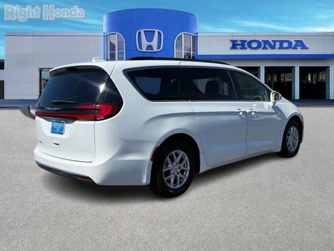 Used 2022 Chrysler Pacifica Touring-L image 8