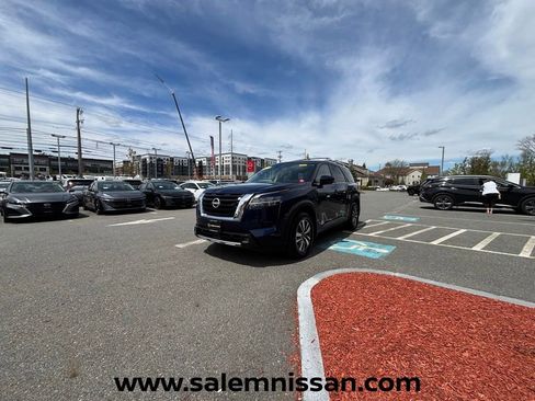 Used 2023 Nissan Pathfinder SL AWD/4WD image 3