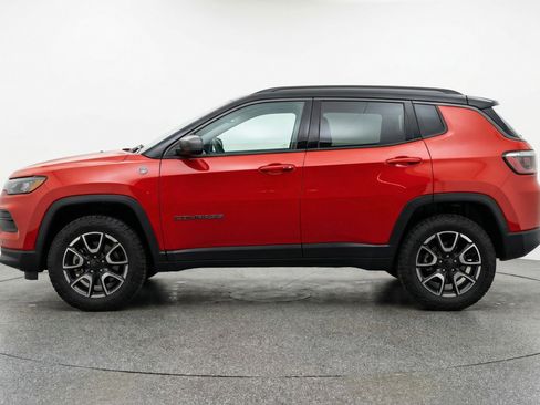 Used 2025 Jeep Compass Trailhawk image 5