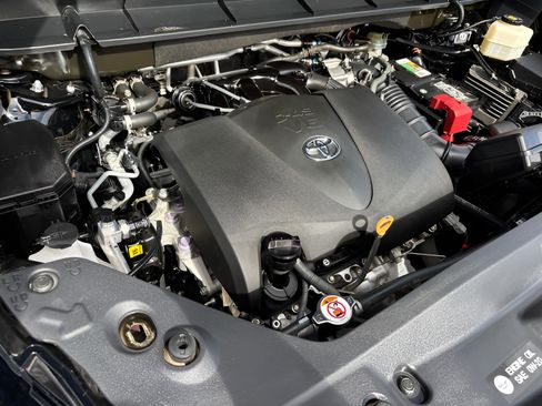 Used 2020 Toyota Highlander XLE image 28