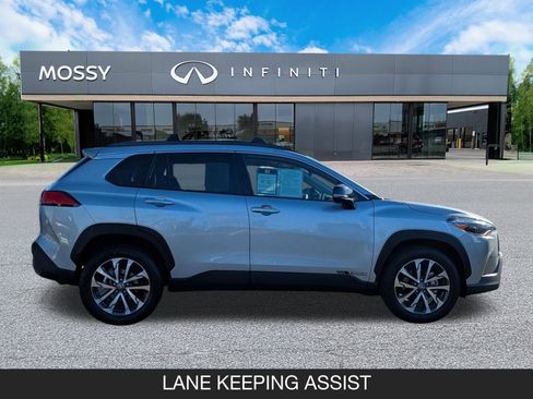 Used 2025 Toyota Corolla Cross XLE image 6