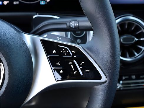 Certified 2025 Mercedes-Benz GLB 250 4MATIC image 34