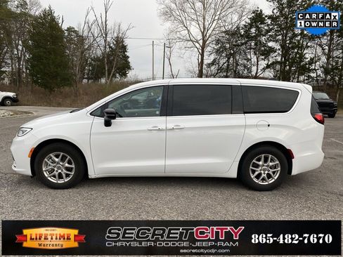 Used 2024 Chrysler Pacifica Touring-L image 8