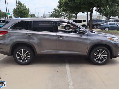 Used 2019 Toyota Highlander XLE FWD image 2