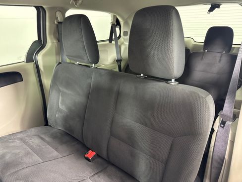 Used 2018 Dodge Grand Caravan SE w/ UConnect Hands-Free Group image 21