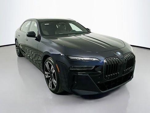 Used 2025 BMW i7 eDrive50 w/ Executive Package image 3