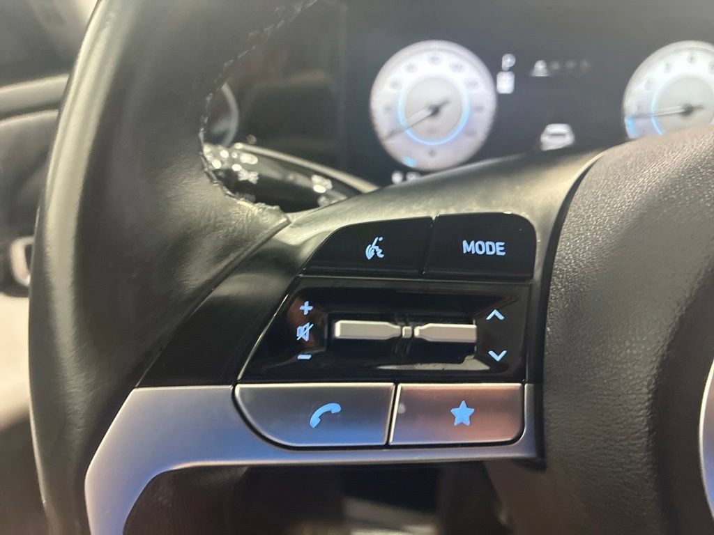 Used 2025 Hyundai Elantra Limited FWD image 17