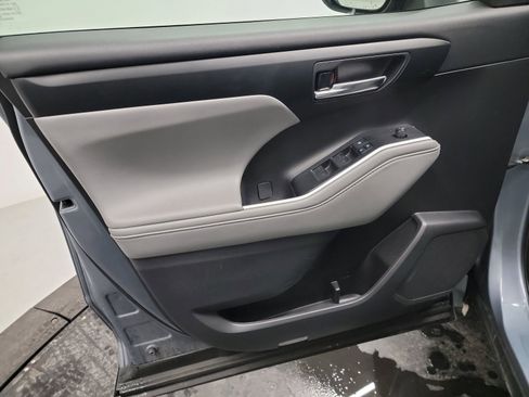 Used 2021 Toyota Highlander XLE image 13