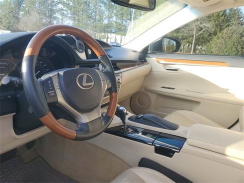 Used 2013 Lexus ES 300h image 12